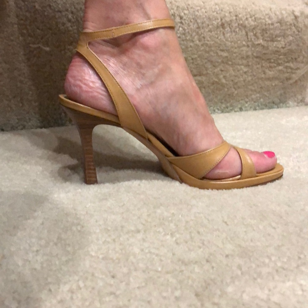 Kenneth Cole tan leather straps heels